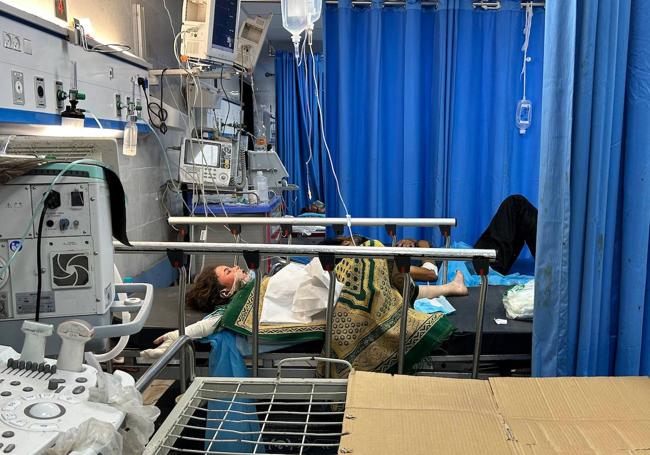 Un paciente recibe asistencia sanitaria en el hospital de Al Shifa en Gaza.