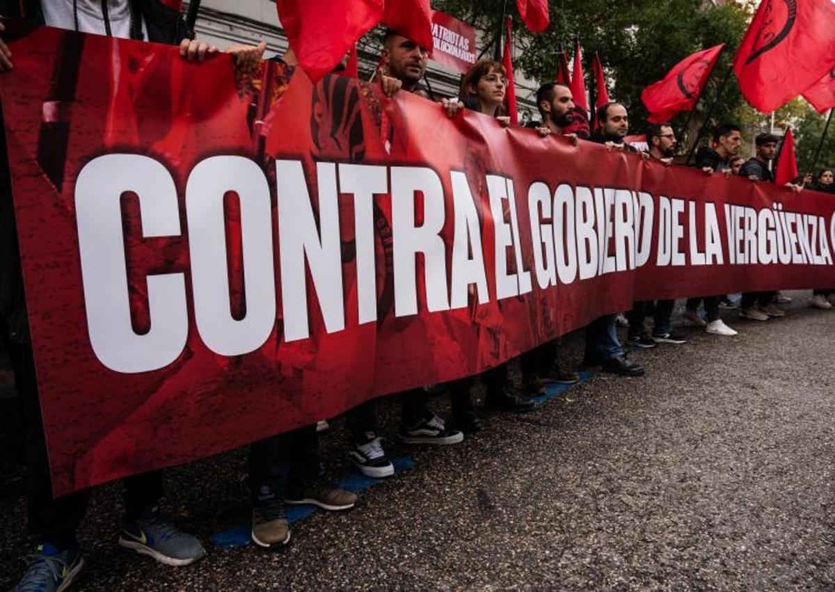 Imagen secundaria 1 - Imagenes de la manifestación hoy en Ferraz.