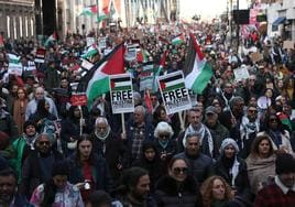Miles de personas han recorrido las calles de Londres en apoyo a los palestinos.