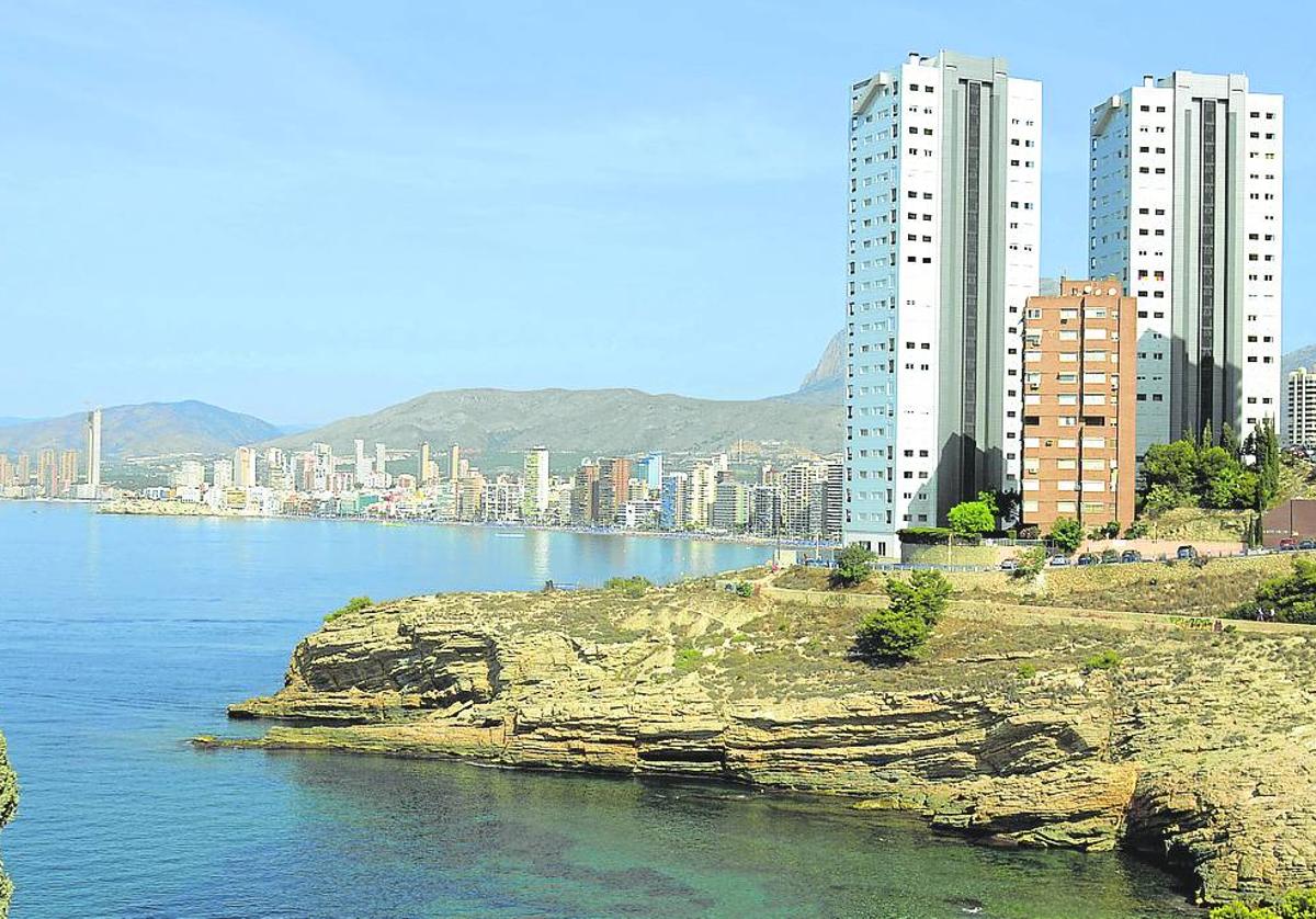 Las dos torres que se han de demoler en Punta Llisera.