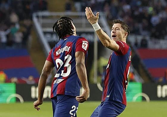 Lewandowski rescata a un Barcelona que sigue sin convencer