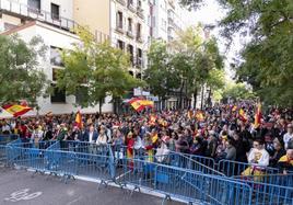 Miles de manifestantes durante una concentración contra la amnistía este domingo en Ferraz.