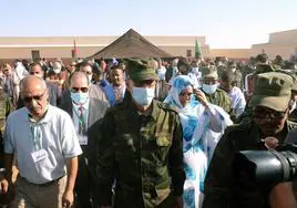 El líder del Frente Polisario y presidente de la República Árabe Democrática Saharaui (RASD), Brahim Ghali (en el centro), visita el campo de refugiados de Dakhla.