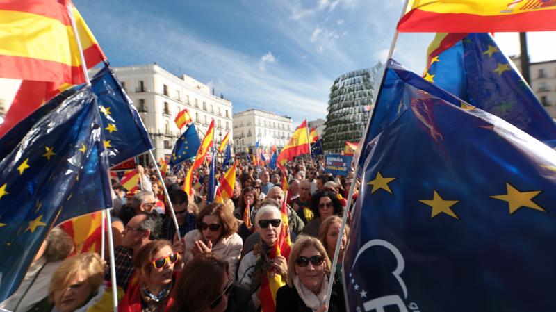 Los manifestantes en la Puerta del Sol con banderas de la Unión Europea y de España.