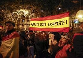 Manifestantes frente a la sede del PSOE en la calle Ferraz de Madrid.