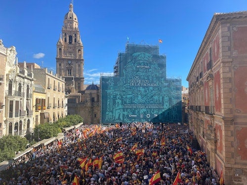 La plaza Cardenal Belluga, donde se ubica la catedral de Murcia, es el escenario de la protesta en la ciudad contra la amnistía.