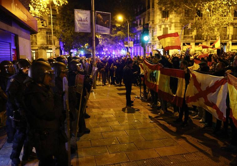 Antidisturbios de la Policía frente a los asistentes a la concentración contra la amnistía de este domingo cerca de la sede del PSOE en Madrid.