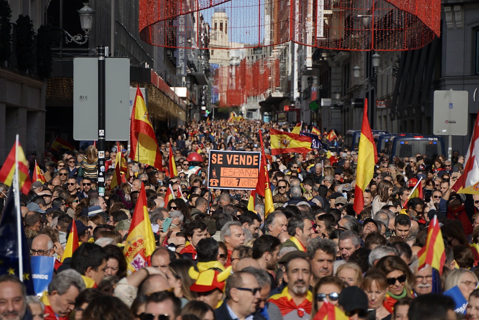 Manifestantes por las calles aledañas a Sol.