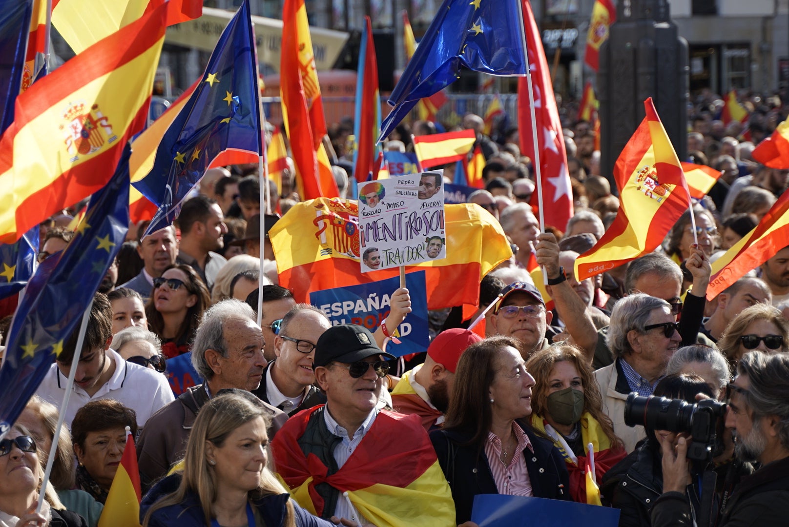 Pancartas contra Pedro Sánchez en Madrid.