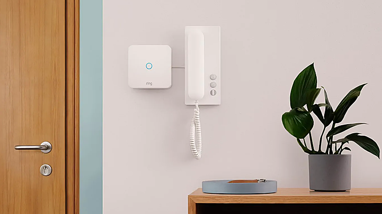 Abre el portal de tu casa estés donde estés con Ring Intercom por sólo 47,99 euros