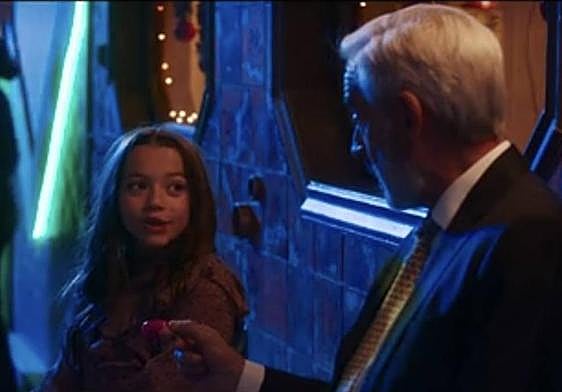 Antonio y Sol, con el tamagochi de la niña