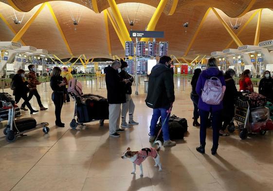 Pasajeros en el aeropuerto de Madrid-Barajas.