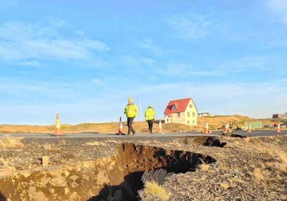 Una grieta atraviesa la carretera de acceso a Grindavík, la localidad evacuada.