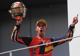 Pedro Acosta, tras proclamarse campeón del mundo de Moto2.