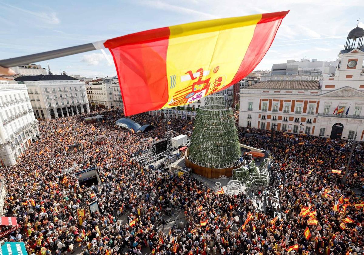 Vista general de la protesta multitudinaria celebrada este domingo en Madrid contra la amnistía por el 'procès'.