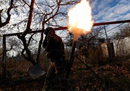 Soldados ucranianos disparan un mortero contra las tropas rusas en la ciudad de Avdiivka.