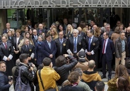 Concentración este martes en Salamanca encabezada por el presidente de la Audiencia Provincial, José Antonio Vega, y el decano Juan Rollán.