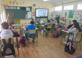 La escuela de Driebes, en la que están escolarizados este curso 19 alumnos, pertenece a la red Escuelas Conectadas, una iniciativa de red.es para dotar a los centros educativos españoles de banda ancha ultrarrápida. Hace seis años estuvo a punto de cerrar porque no llegaba al ratio de alumnos exigido.