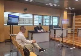 Cosme Prenafeta antes de comenzar la vista oral en el Juzgado de lo Penal 4 de Almería.