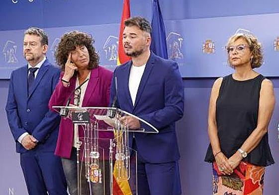 El diputado de ERC Gabriel Rufián ofrece una rueda de prensa junto a sus compañeros de partido.