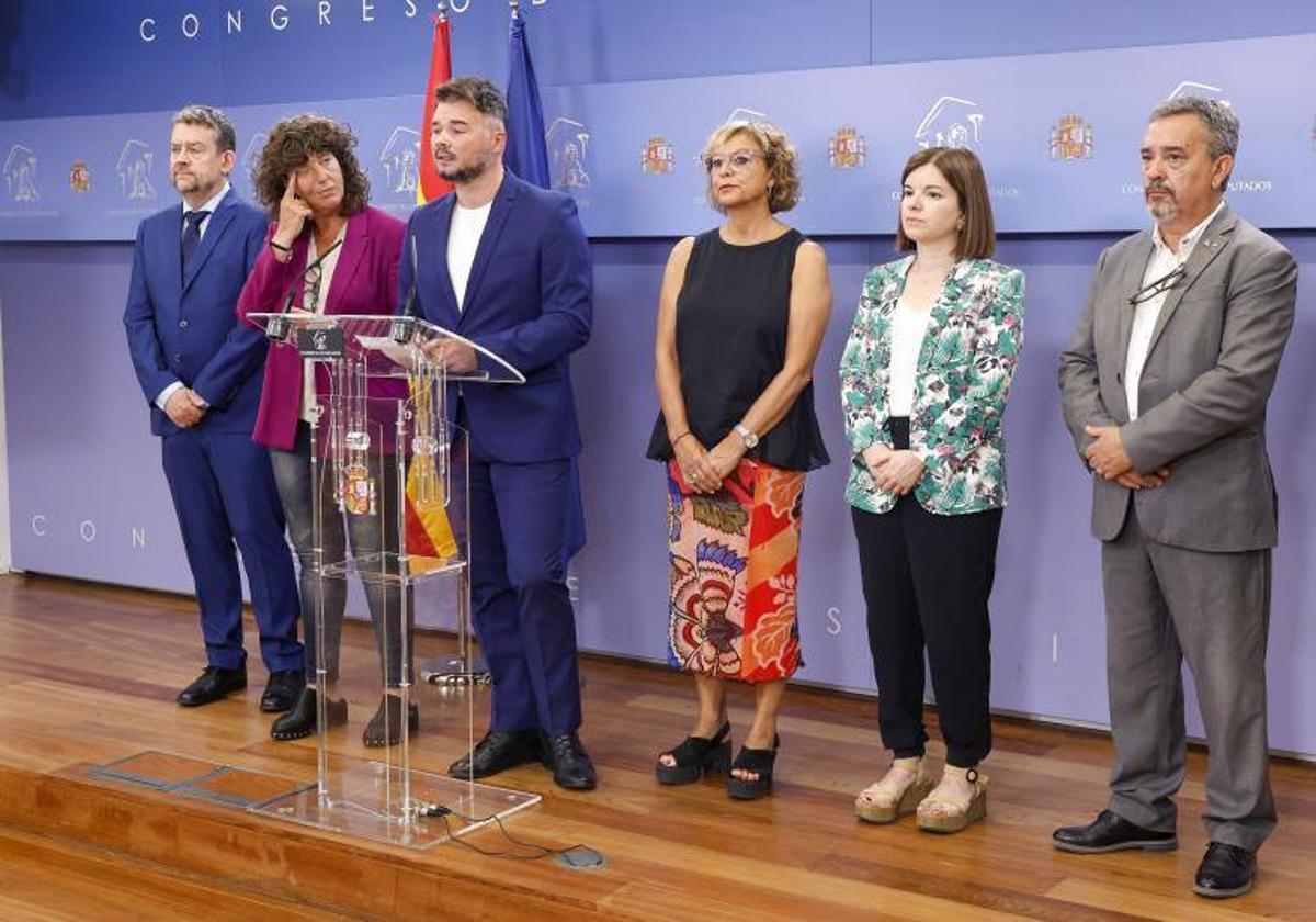 El diputado de ERC Gabriel Rufián ofrece una rueda de prensa junto a sus compañeros de partido.