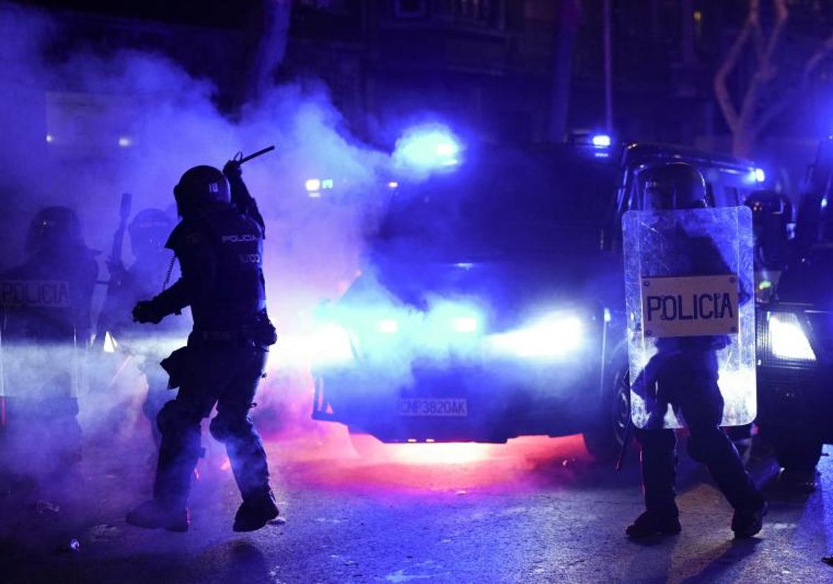 Imagen principal - Varios momentos de los enfrentamientos este miércoles entre los agentes antidisturbios y los manifestantes en Ferraz.