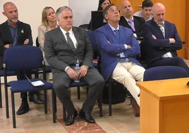 De izquierda a derecha, en primera fila, uno de los policías procesados, el juez Manuel Penalva y el fiscal Miguel Ángel Subirán, ambos jubilados, en el juicio en Palma.