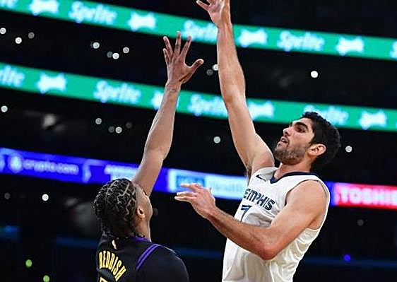 Los Lakers eclipsan la mejor marca anotadora de Santi Aldama