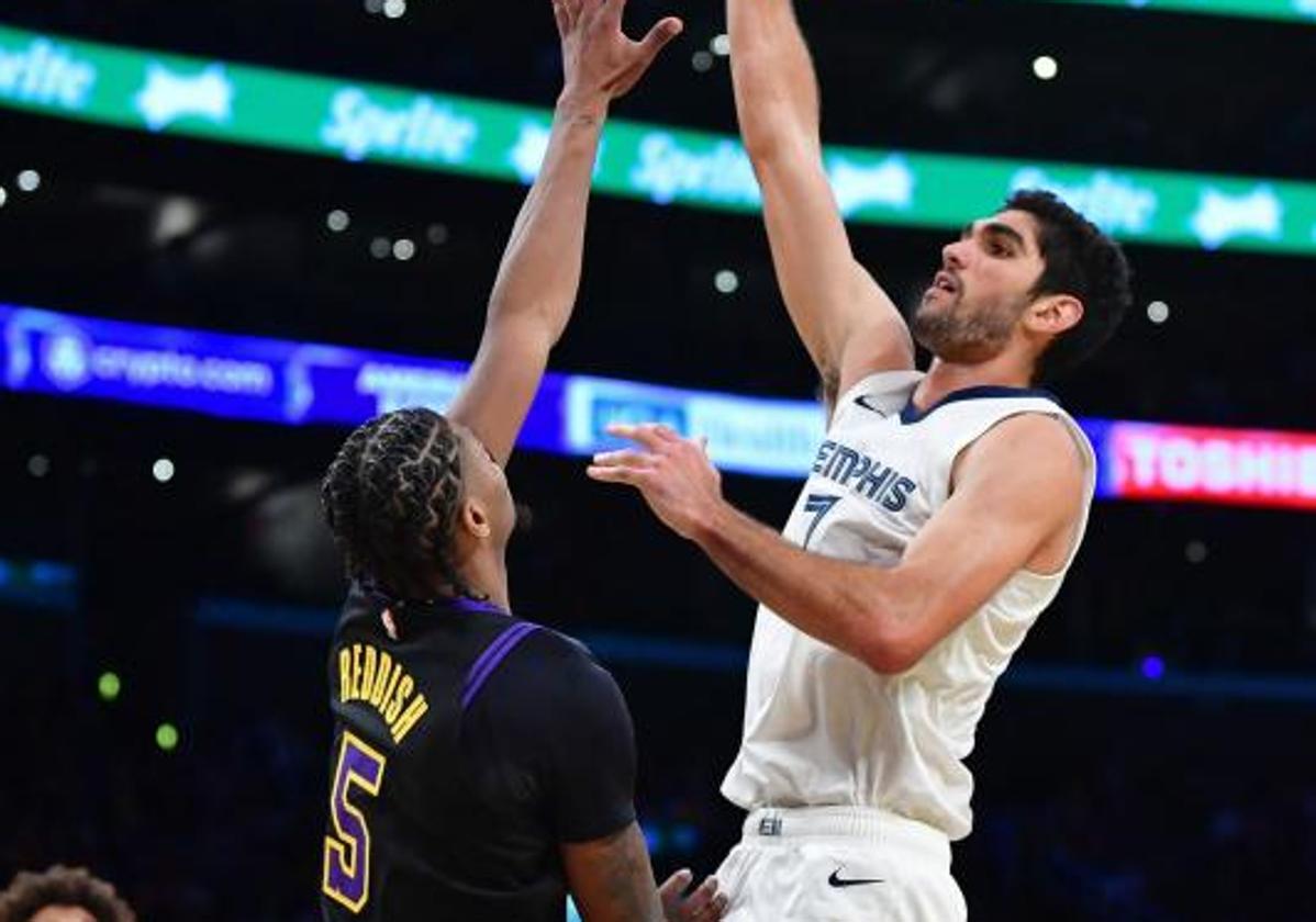 Los Lakers eclipsan la mejor marca anotadora de Santi Aldama