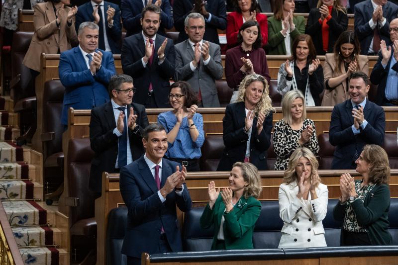 La bancada socialista aplaude a Sánchez tras su intervención.