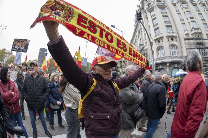 Opositores a la investidura del líder socialista Pedro Sánchez se manifiestan en los alrededores del Congreso.