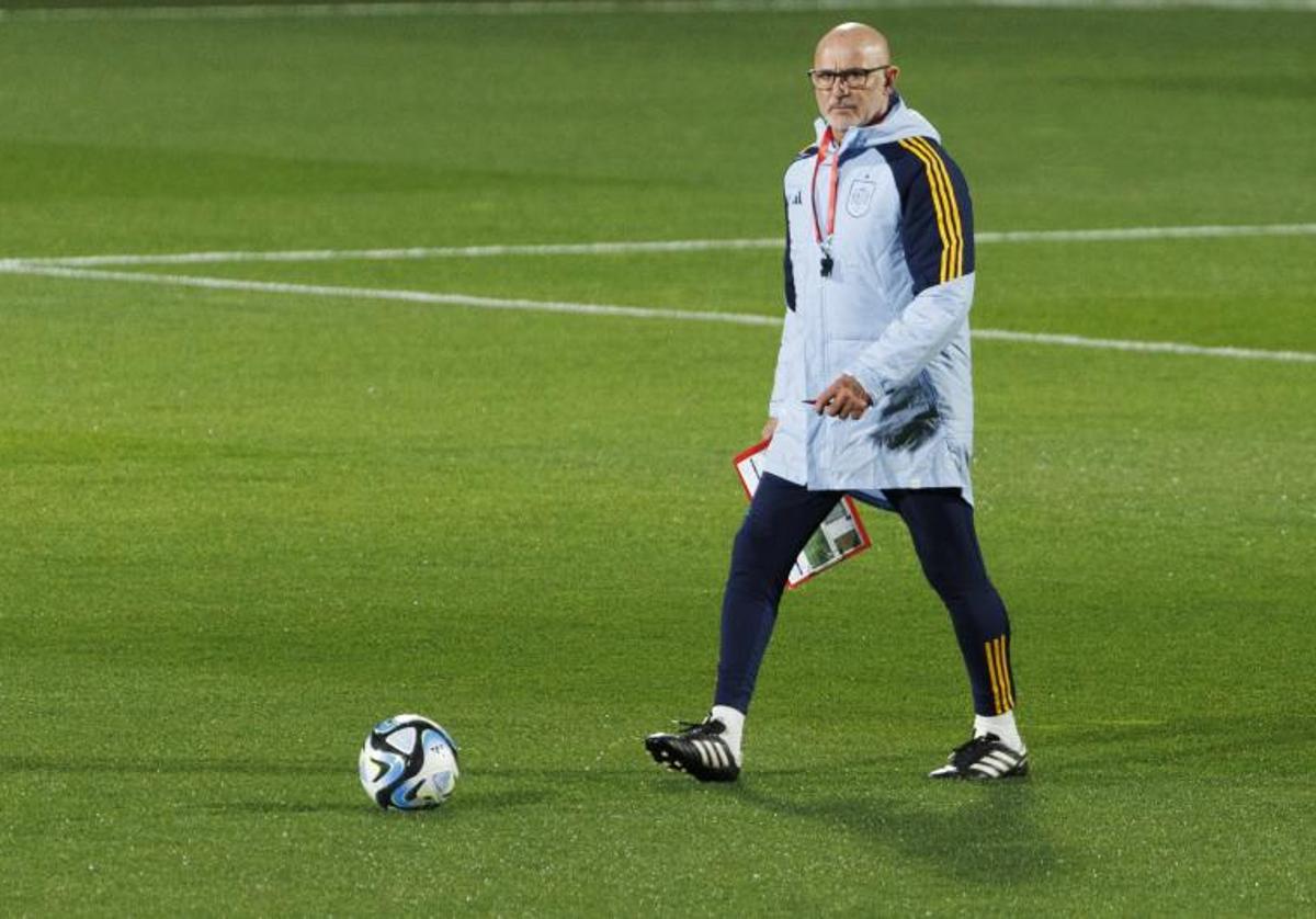 Luis de la Fuente, durante un entrenamiento de España previo al partido ante Chipre.