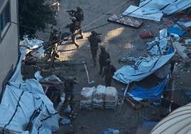 El ejército israelí difundió las imágenes que muestran el momento en el que los soldados entraron en las instalaciones de Al-Shifa.