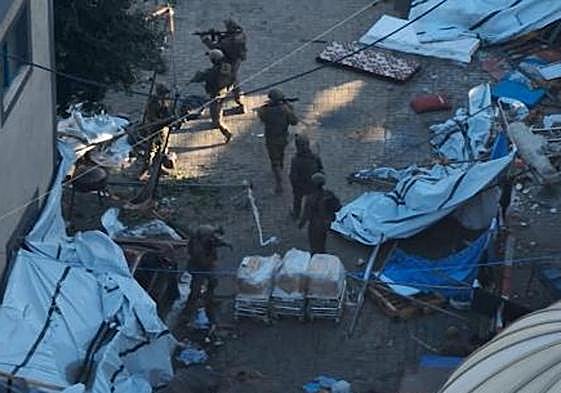 El ejército israelí difundió las imágenes que muestran el momento en el que los soldados entraron en las instalaciones de Al-Shifa.