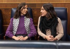 Las minsitras de Podemos Ione Blerra e Irene Montero en la sesión de investidura.