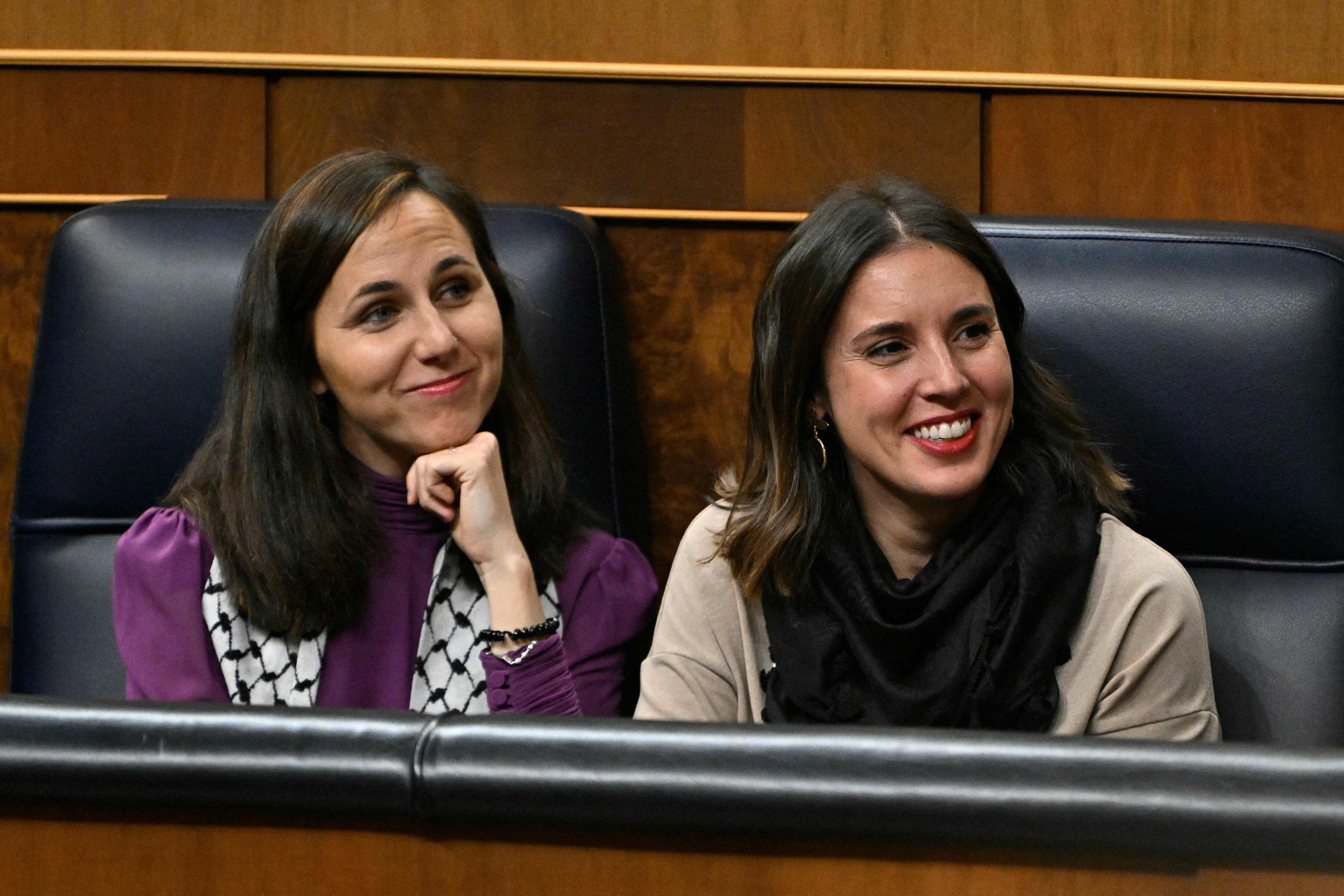 Irene Montero e Ione Belarra sonríen por las referencias de Feijóo en su discurso a Podemos.