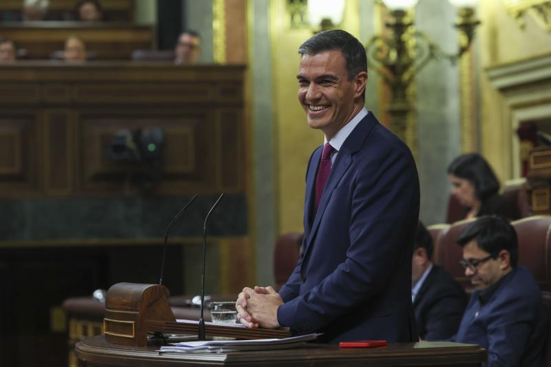 Pedro Sánchez ríe en su intervención desde la tribuna.