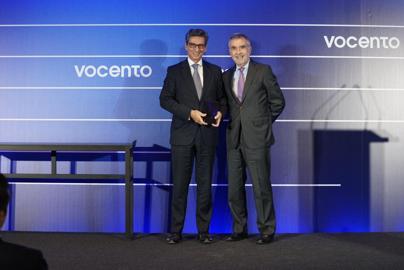 Ernesto López-Mozo, CFO de Ferrovial, recoge el Premio Empresarial Vocento a los Resultados de manos de Iñaki Arechabaleta, Adjunto al CEO de Vocento.