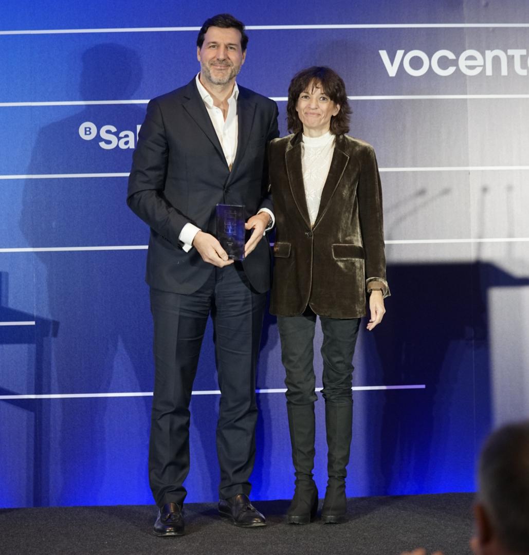 Eduardo Prieto, Director General de Visa en España, recoge el Premio Empresarial Vocento al Patrocinio, de manos de Paloma bravo, Directora General de Comunicación y RRII de Vocento.