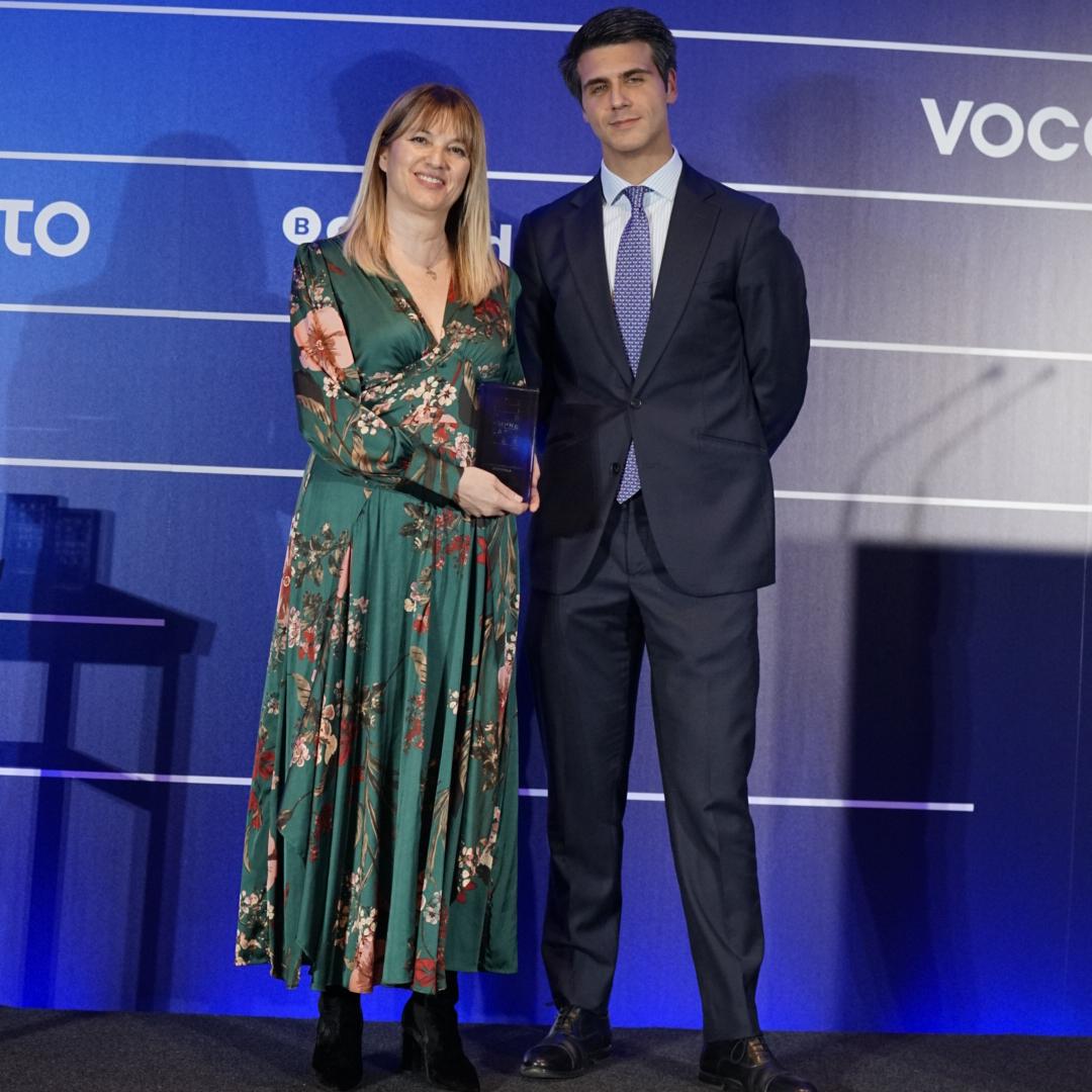 Begoña Barberá, Responsable de Diversidad y Proyectos Sociales de Iberdrola España, recibe el Premio Empresarial Vocento a la Igualdad, Diversidad e Inclusión de manos de Óscar Lara, director de Oficina de Grandes Empresas en Madrid de Banco Sabadell.