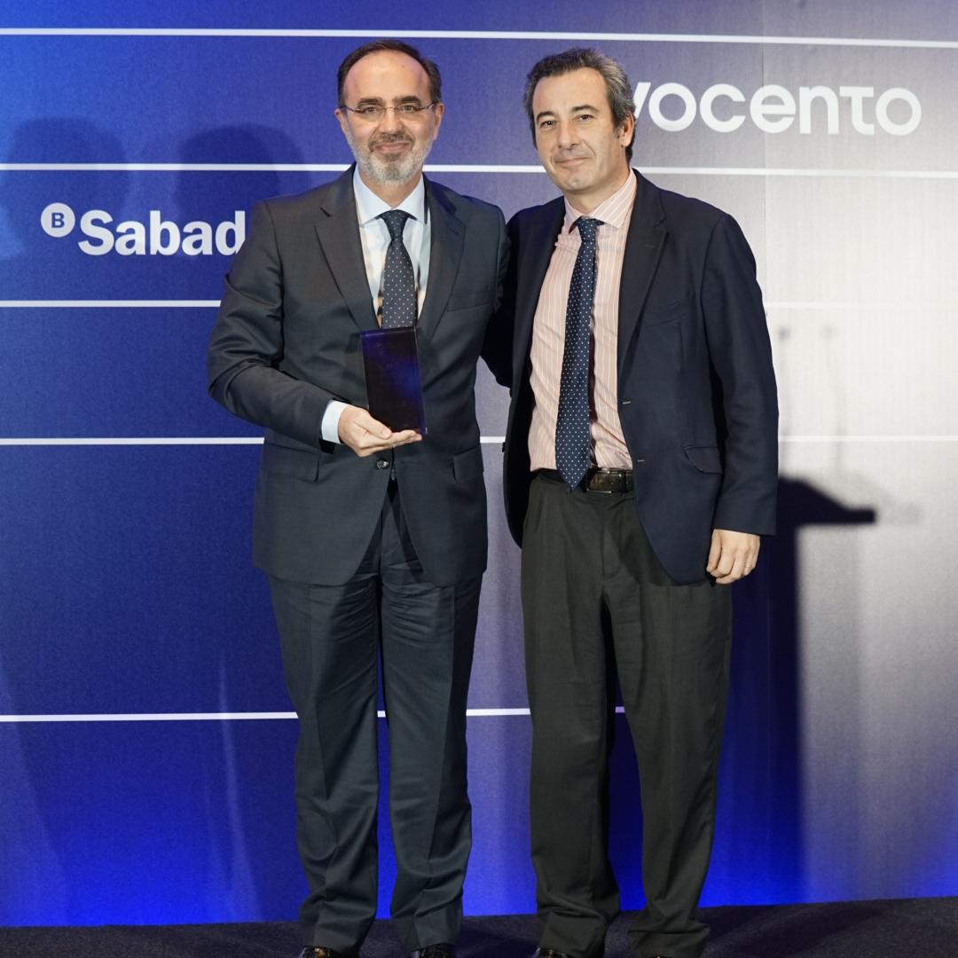 Andrés Romero Peña, Consejero Director General de Santalucía, recoge el Premio Empresarial Vocento a la Empresa Familiar de manos de Alfredo Jiménez-Millas, Director de RRII de Vocento.