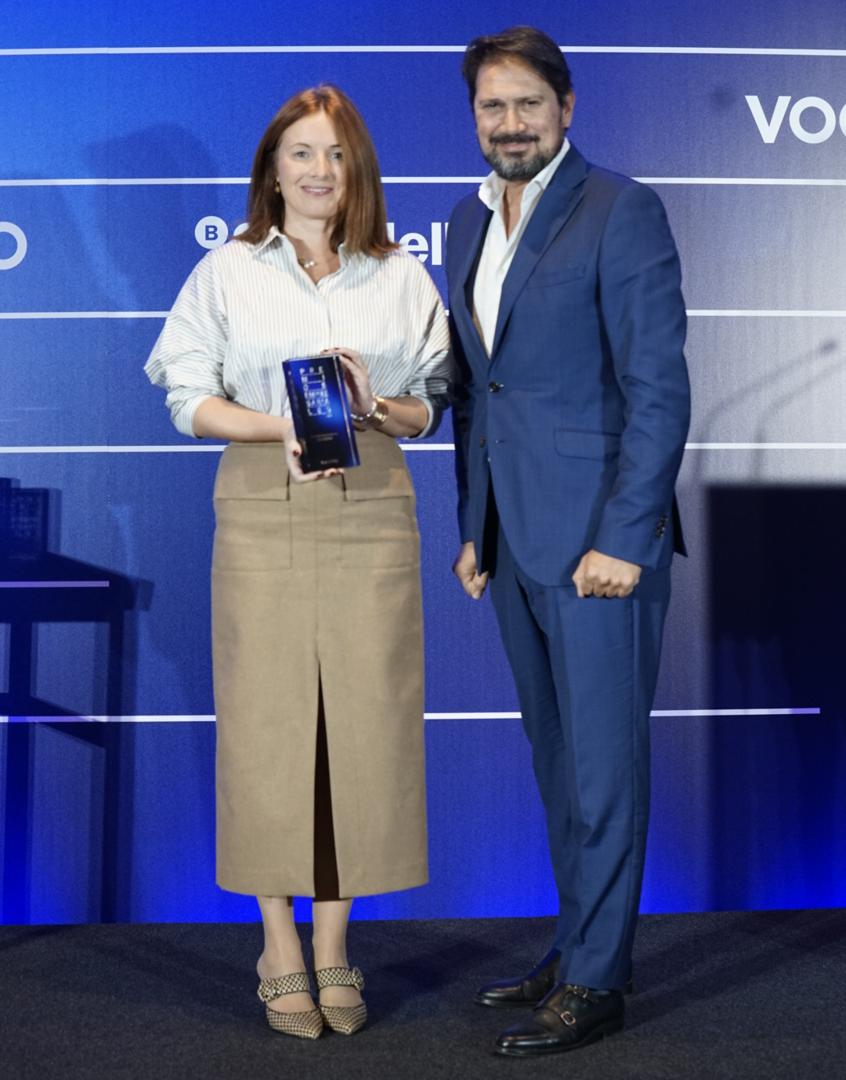 Doris Casares, CCO de Grupo Iberostar, recibe el Premio Empresarial Vocento a la Sostenibilidad Ambiental de manos de Roberto de Celis, Director de Negocio Digital de Vocento.