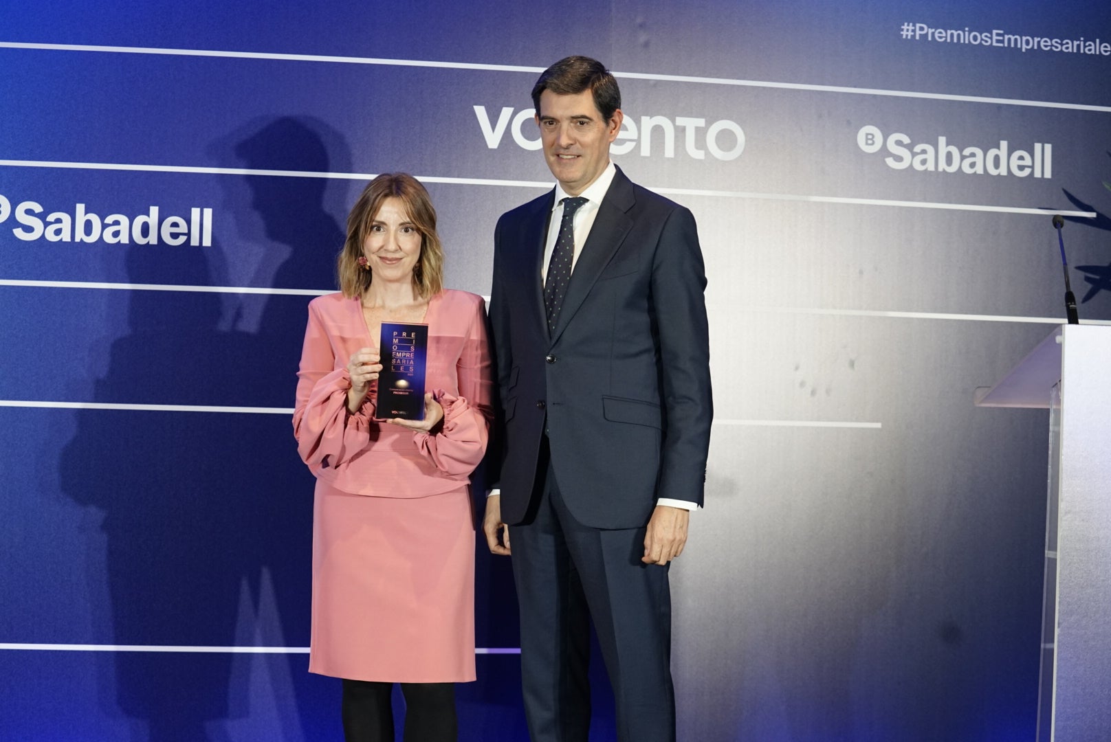 Natalia Sánchez, Gerente Global de Comunicación Interna de Prosegur, recoge el Premio Empresarial Vocento a la Comunicación Interna de manos de Íñigo Argaya, director General de Negocio Editorial de Vocento.