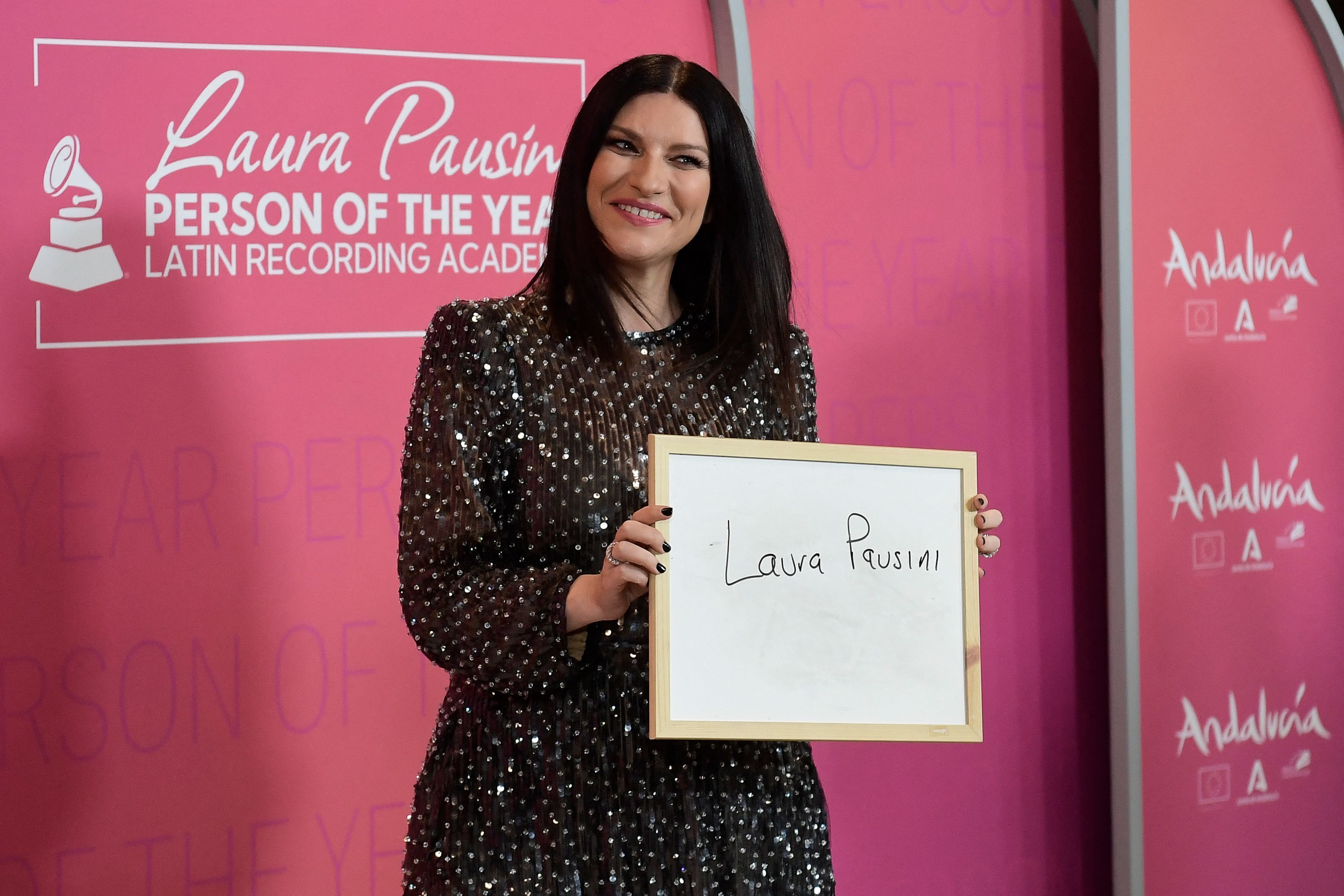 Laura Pausini posa cuando llega para recibir su premio Persona del Año.