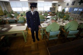 Un guardián vigila la presos en uno de los talleres de trabajo de una cárcel japonesa.