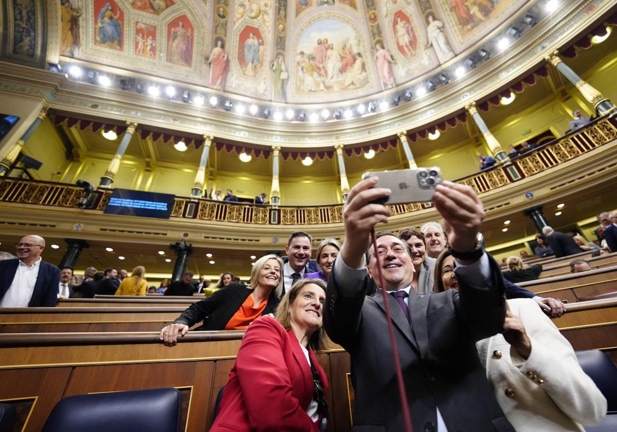 Imagen principal - Ministros del Gobierno se hacen un selfie. Ione Belarra e Irene Montero en sus escaños. Aitor Esteban en el estrado