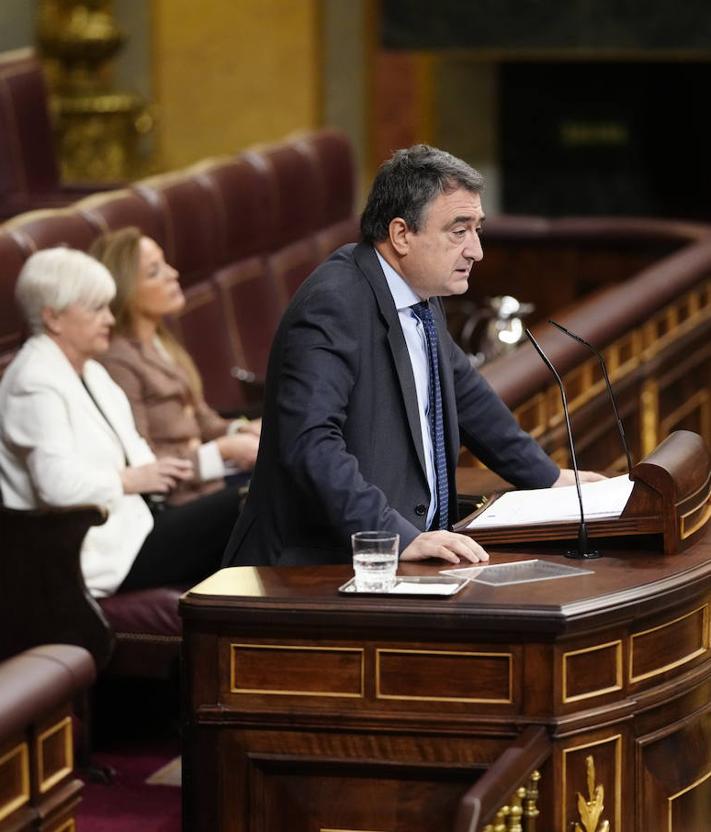 Imagen secundaria 2 - Ministros del Gobierno se hacen un selfie. Ione Belarra e Irene Montero en sus escaños. Aitor Esteban en el estrado