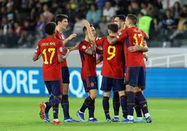 Los jugadores de la selección española celebran el gol marcado por Oyarzabal (2d) a Chipre en Limasol.