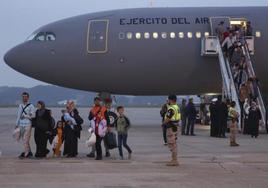 El grupo de evacuados desciende del Airbús en Torrejón de Ardoz.