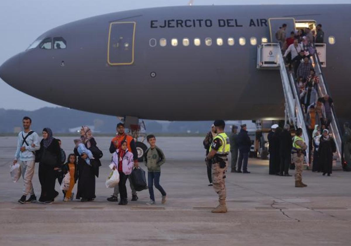 El grupo de evacuados desciende del Airbús en Torrejón de Ardoz.